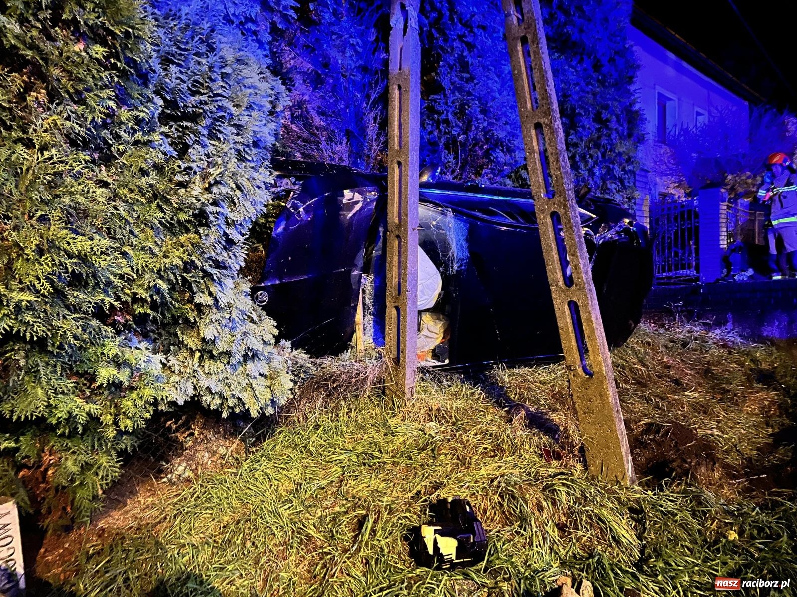 Zdjęcie w galerii na portalu naszraciborz.pl: Dachowanie skody na Gliwickiej. Kierowca zbiegł [FOTO] wiadomości z regionu