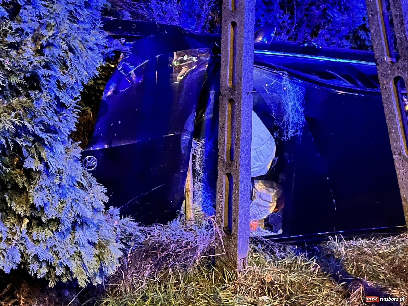 Zdjęcie w galerii na portalu naszraciborz.pl: Dachowanie skody na Gliwickiej. Kierowca zbiegł [FOTO] wiadomości z regionu