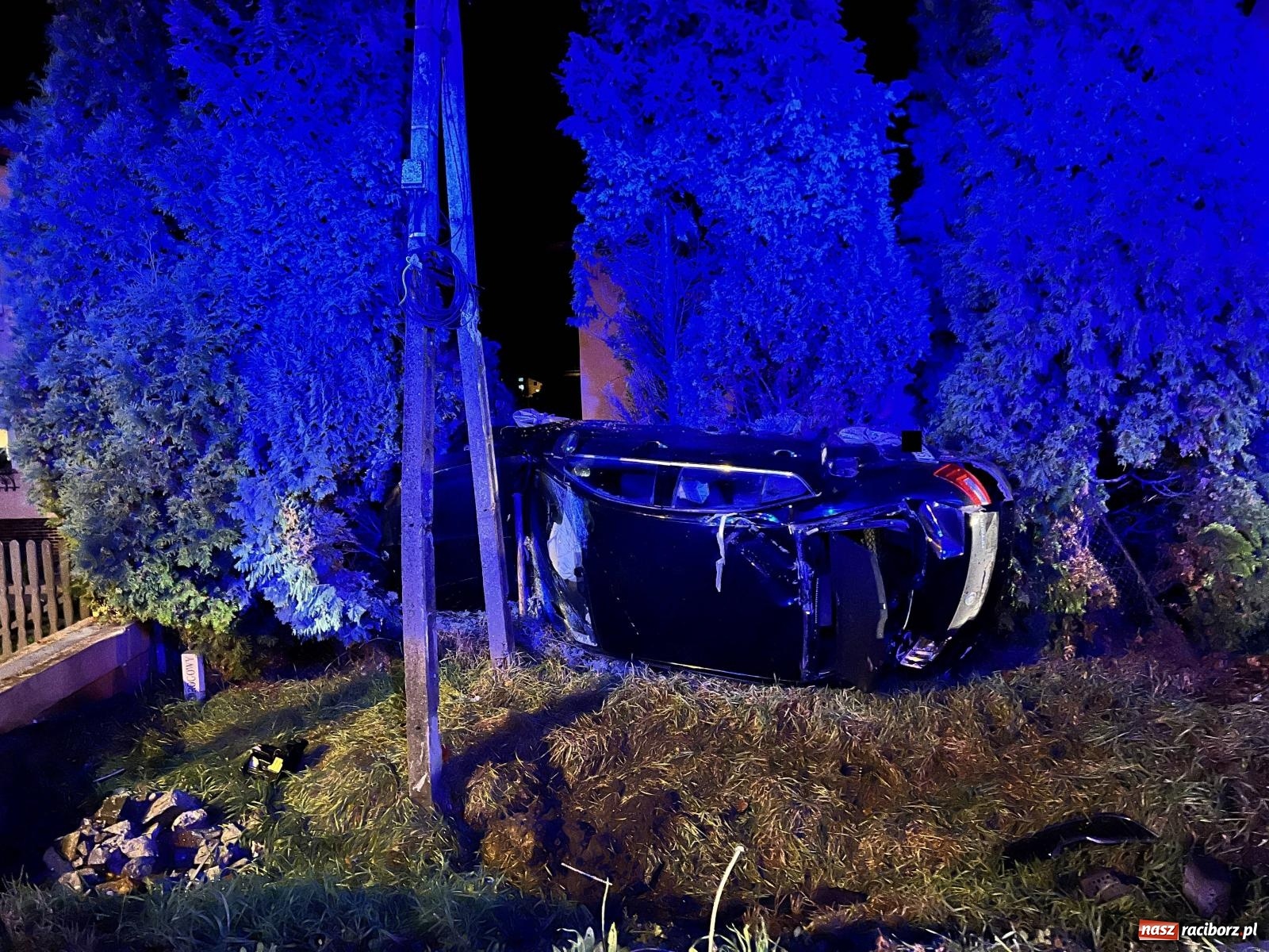 Zdjęcie w galerii na portalu naszraciborz.pl: Dachowanie skody na Gliwickiej. Kierowca zbiegł [FOTO] wiadomości z regionu