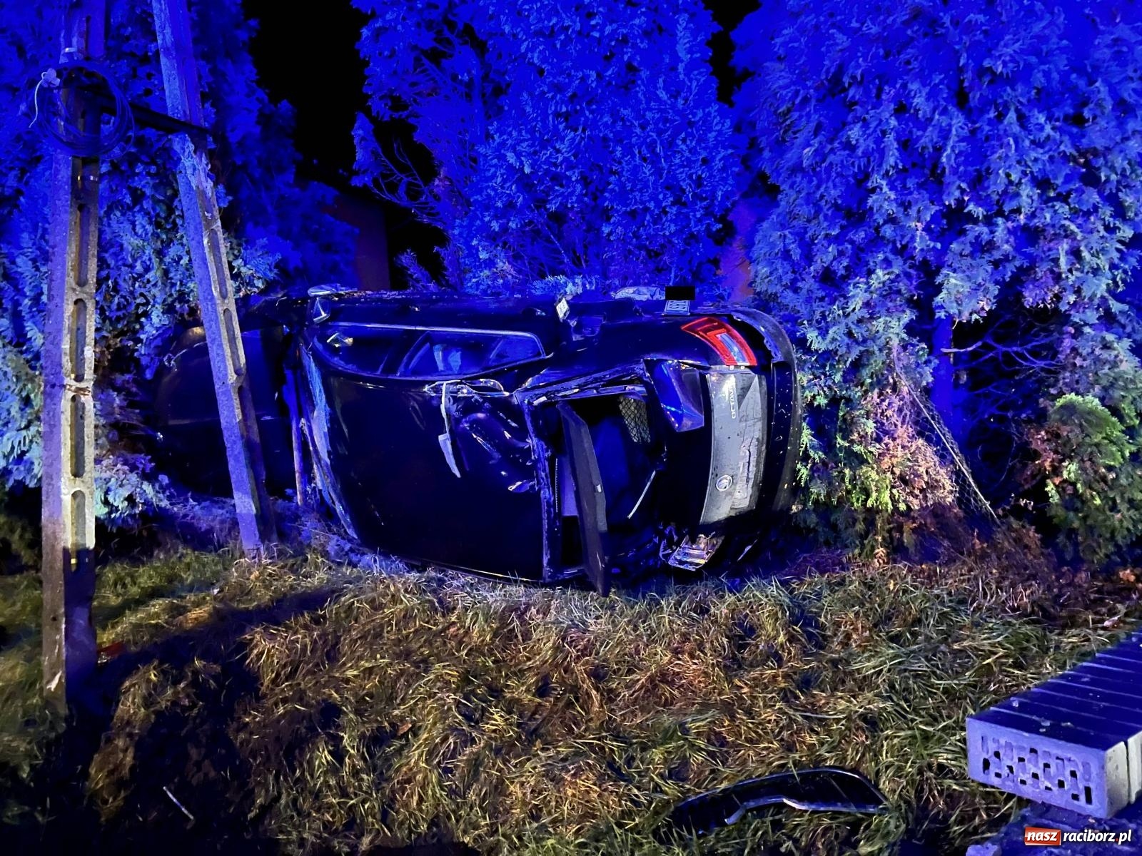Zdjęcie w galerii na portalu naszraciborz.pl: Dachowanie skody na Gliwickiej. Kierowca zbiegł [FOTO] wiadomości z regionu