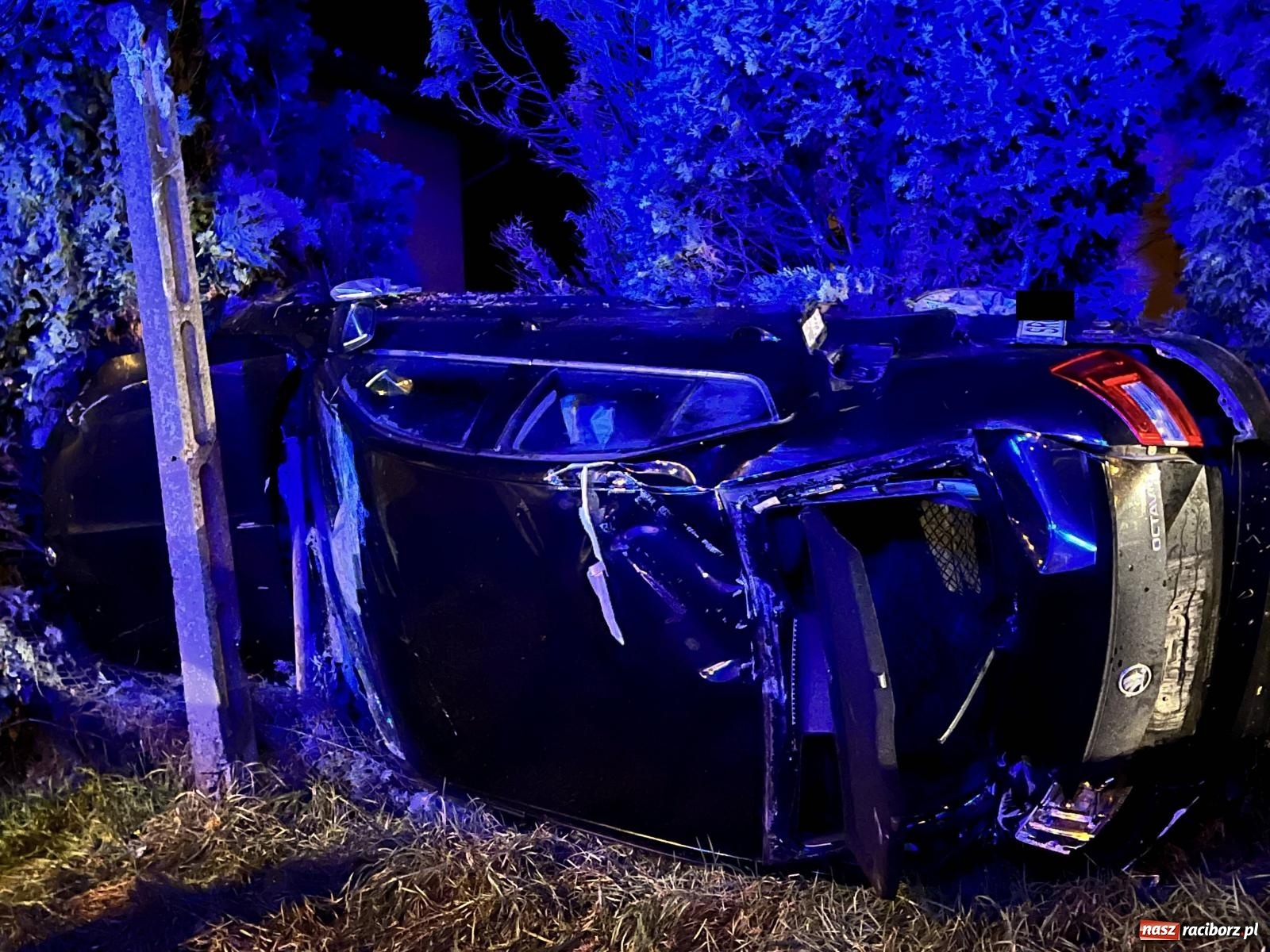Zdjęcie w galerii na portalu naszraciborz.pl: Dachowanie skody na Gliwickiej. Kierowca zbiegł [FOTO] wiadomości z regionu