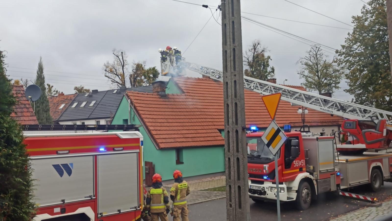 Zdjęcie w galerii na portalu naszraciborz.pl: Pożar sadzy w Chałupkach. Kolizja wozu bojowego z ciężarówką wiadomości z regionu