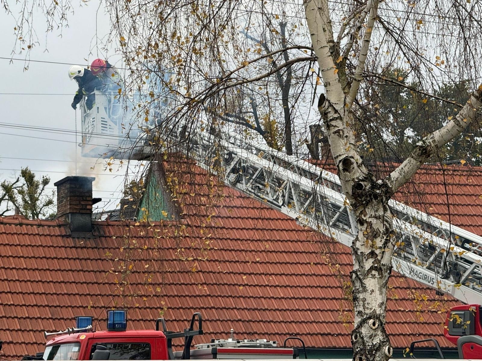 Zdjęcie w galerii na portalu naszraciborz.pl: Pożar sadzy w Chałupkach. Kolizja wozu bojowego z ciężarówką wiadomości z regionu