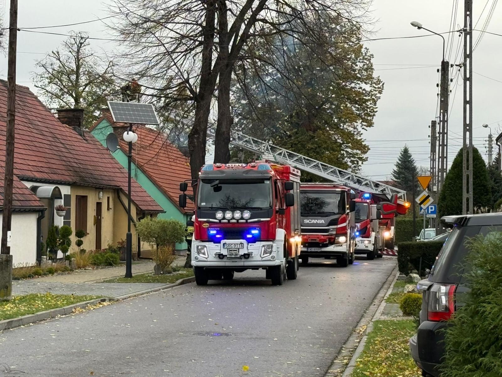 Zdjęcie w galerii na portalu naszraciborz.pl: Pożar sadzy w Chałupkach. Kolizja wozu bojowego z ciężarówką wiadomości z regionu