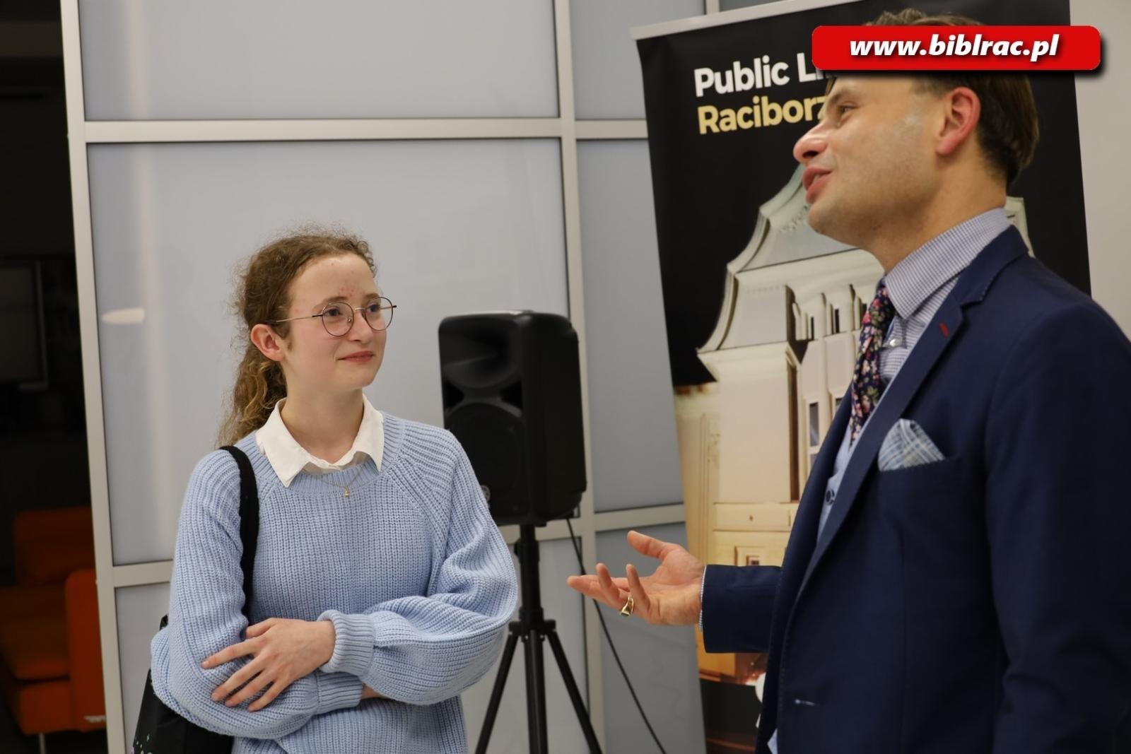 Zdjęcie w galerii na portalu naszraciborz.pl: Polska morderstwem stoi! Max Czornyj w raciborskiej bibliotece wiadomości z regionu