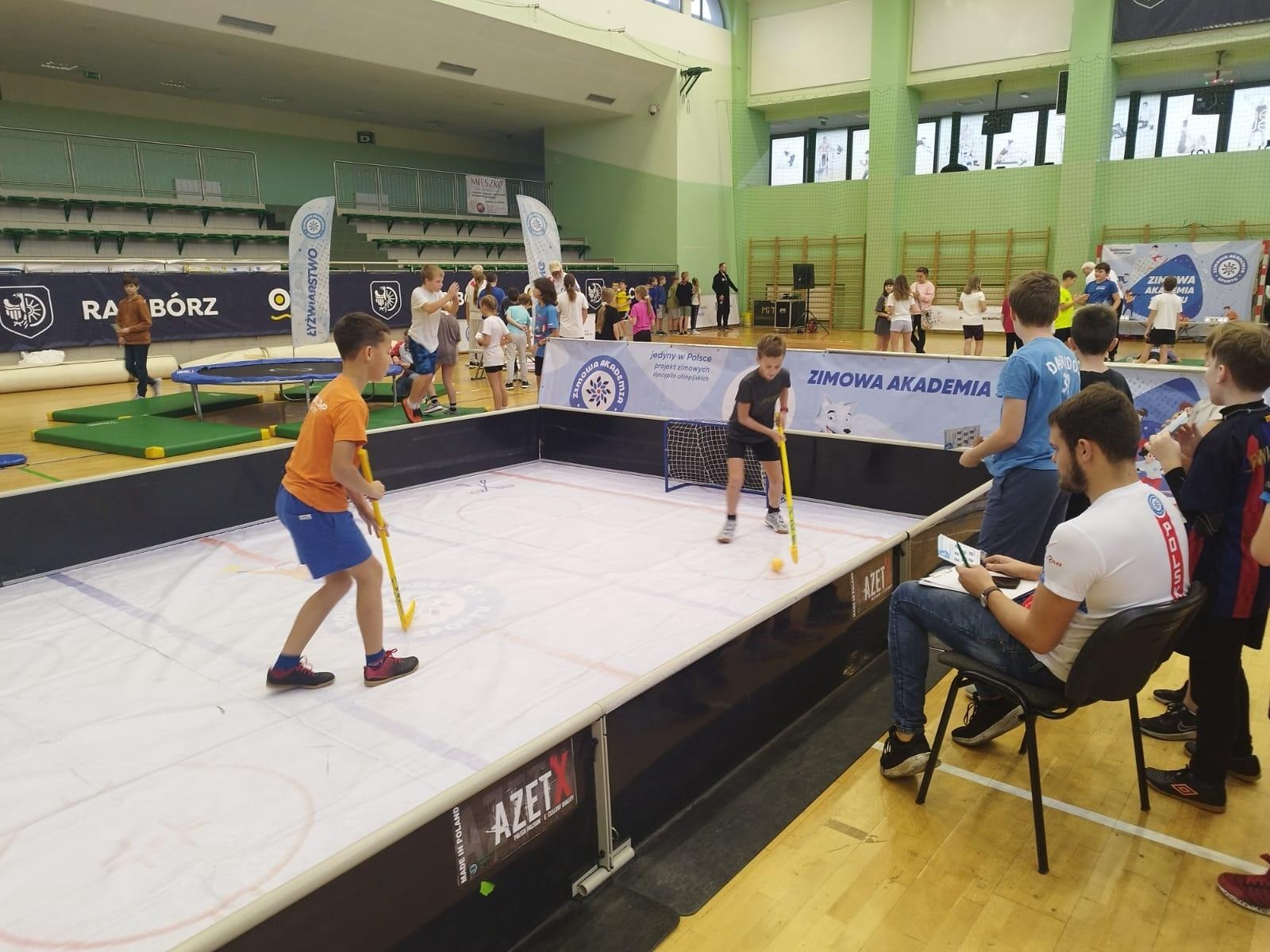 Zdjęcie w galerii na portalu naszraciborz.pl: Skoczek narciarski Jakub Kot gościem zimowej akademii w Raciborzu wiadomości z regionu