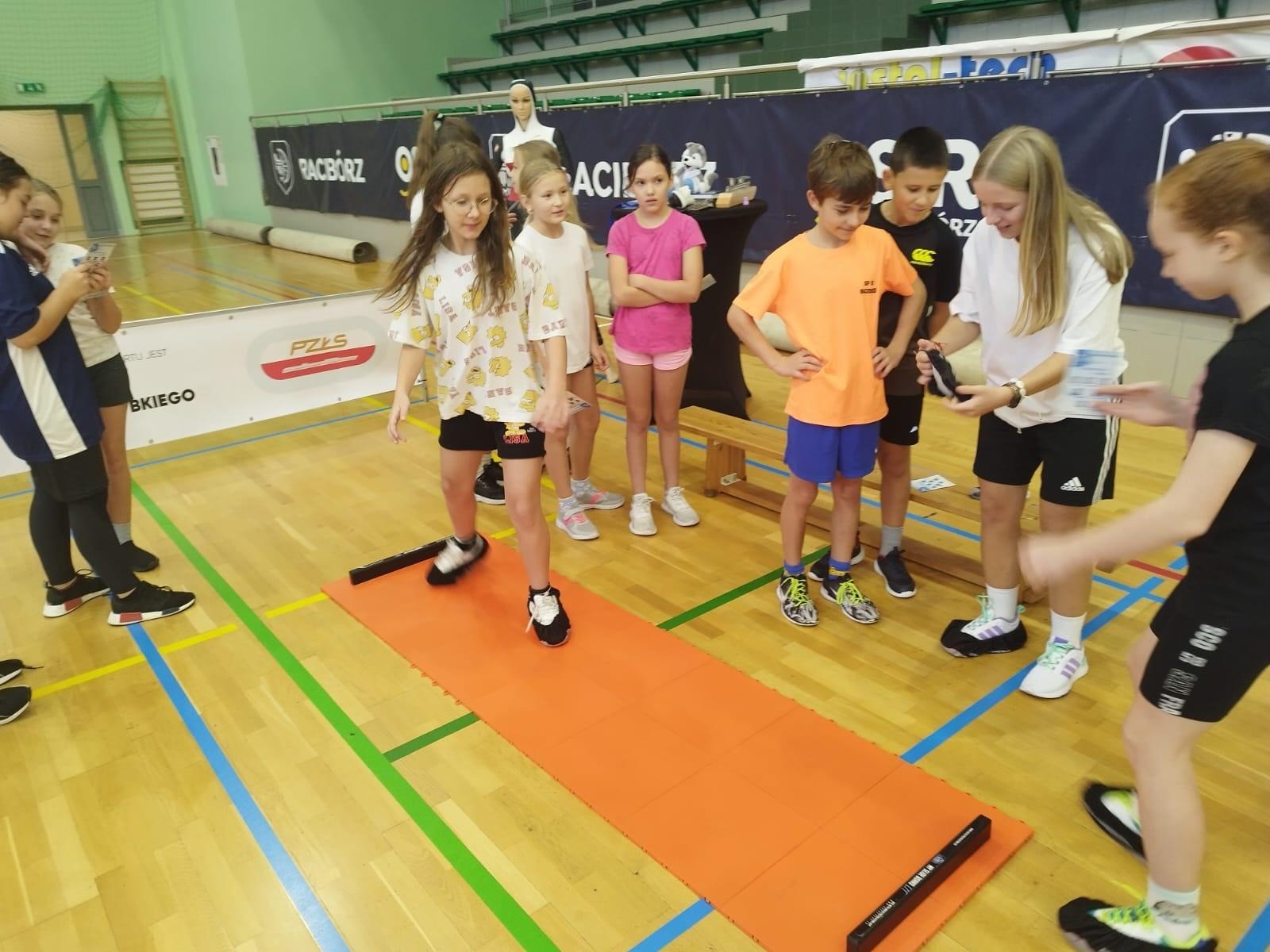 Zdjęcie w galerii na portalu naszraciborz.pl: Skoczek narciarski Jakub Kot gościem zimowej akademii w Raciborzu wiadomości z regionu