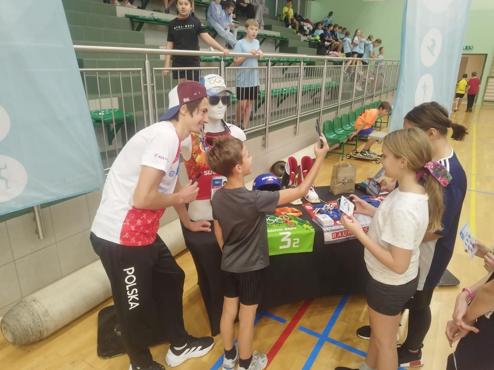 Zdjęcie w galerii na portalu naszraciborz.pl: Skoczek narciarski Jakub Kot gościem zimowej akademii w Raciborzu wiadomości z regionu