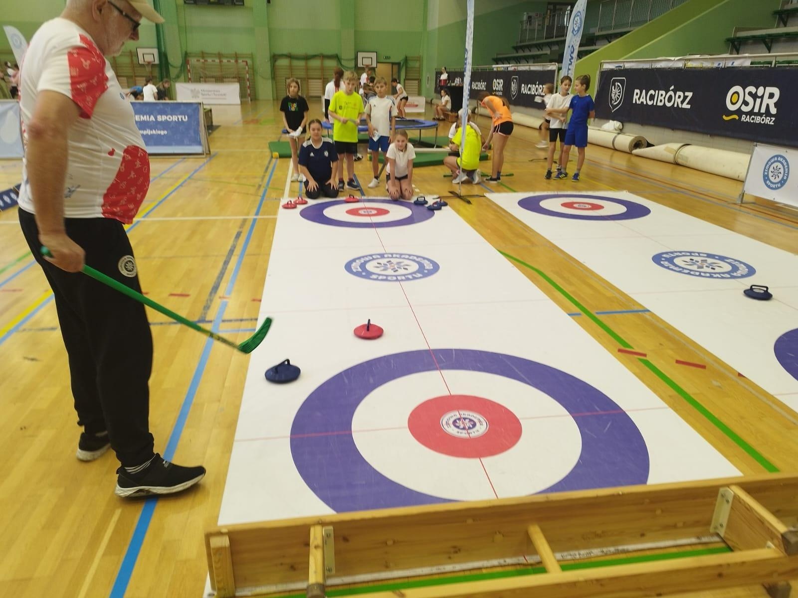 Zdjęcie w galerii na portalu naszraciborz.pl: Skoczek narciarski Jakub Kot gościem zimowej akademii w Raciborzu wiadomości z regionu