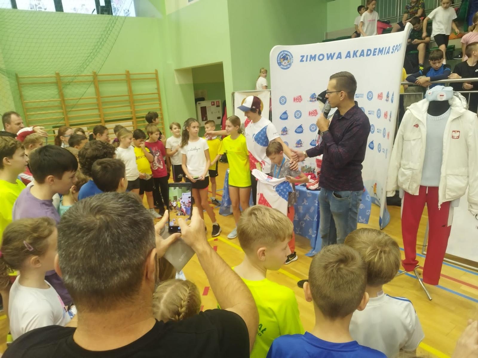 Zdjęcie w galerii na portalu naszraciborz.pl: Skoczek narciarski Jakub Kot gościem zimowej akademii w Raciborzu wiadomości z regionu