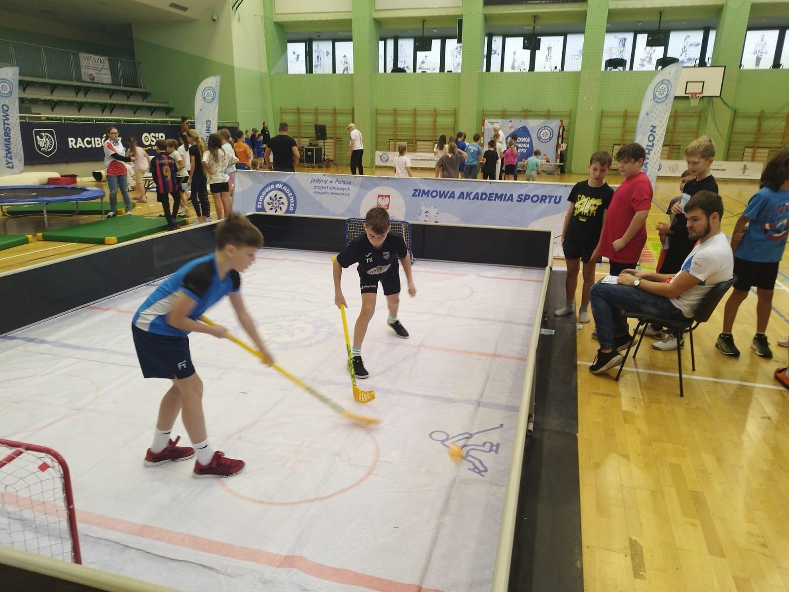 Zdjęcie w galerii na portalu naszraciborz.pl: Skoczek narciarski Jakub Kot gościem zimowej akademii w Raciborzu wiadomości z regionu