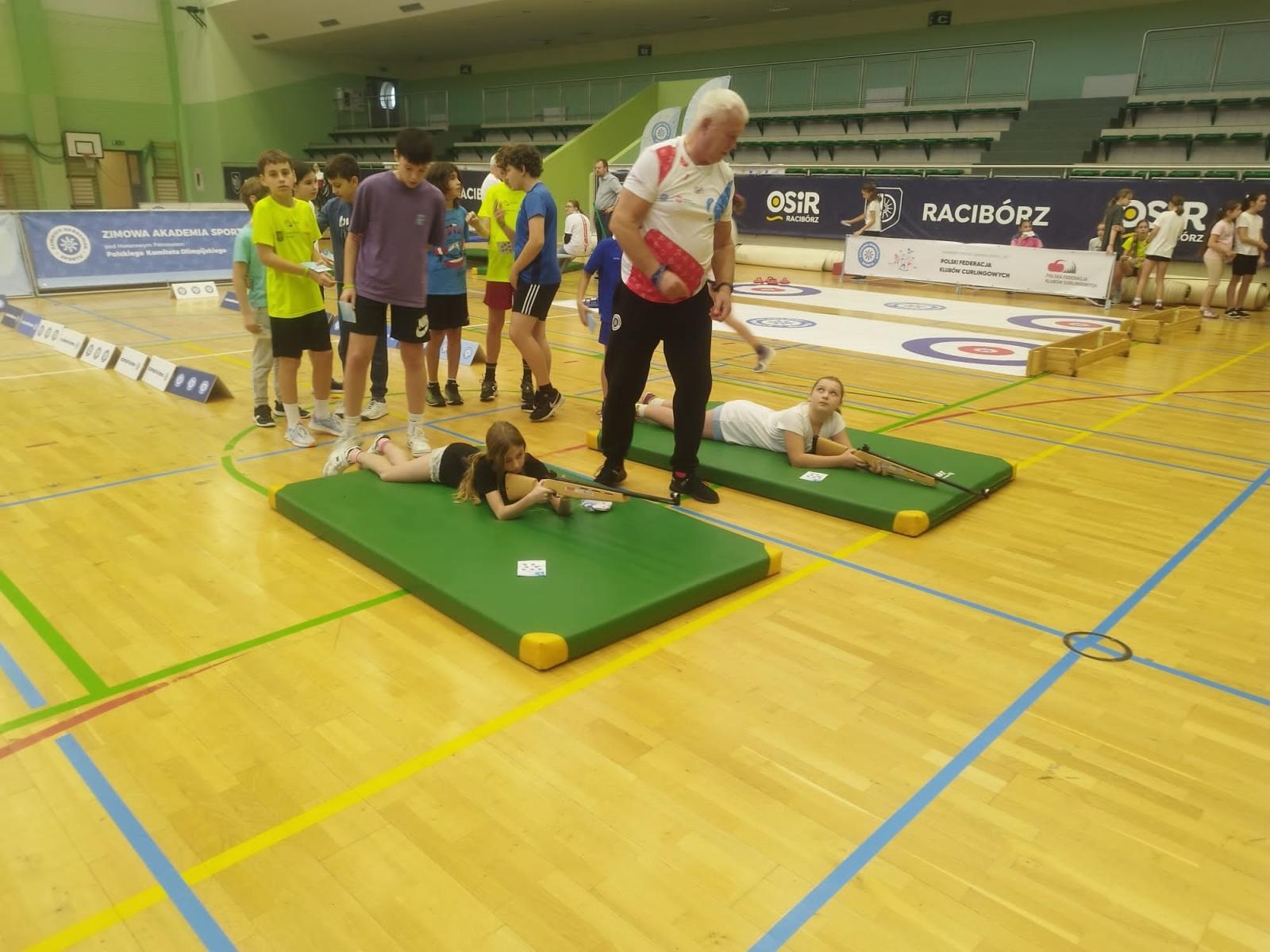 Zdjęcie w galerii na portalu naszraciborz.pl: Skoczek narciarski Jakub Kot gościem zimowej akademii w Raciborzu wiadomości z regionu