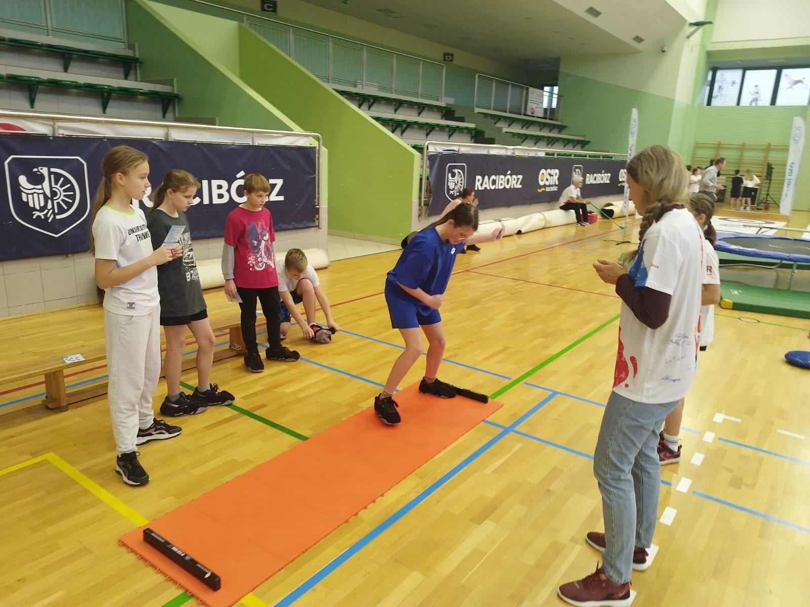 Zdjęcie w galerii na portalu naszraciborz.pl: Skoczek narciarski Jakub Kot gościem zimowej akademii w Raciborzu wiadomości z regionu