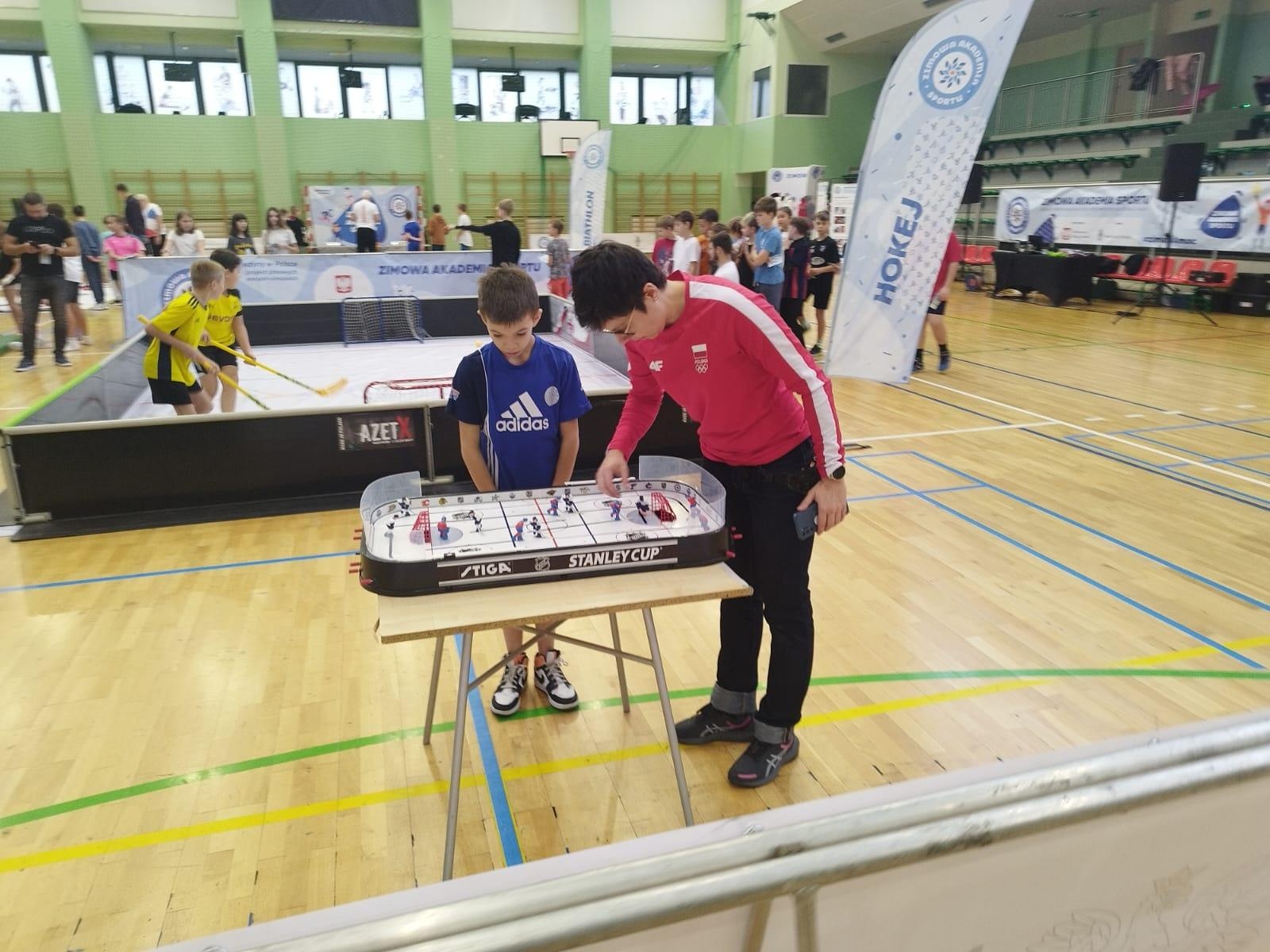 Zdjęcie w galerii na portalu naszraciborz.pl: Skoczek narciarski Jakub Kot gościem zimowej akademii w Raciborzu wiadomości z regionu