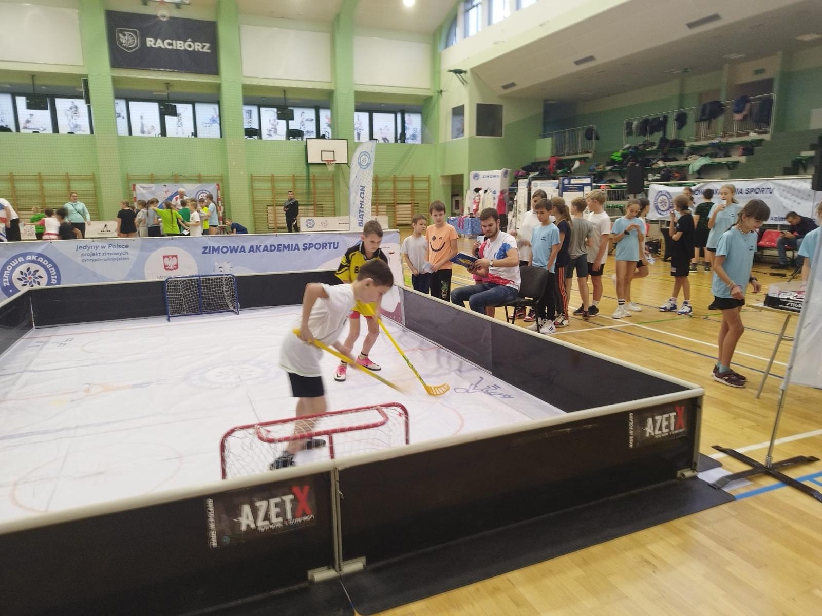 Zdjęcie w galerii na portalu naszraciborz.pl: Skoczek narciarski Jakub Kot gościem zimowej akademii w Raciborzu wiadomości z regionu