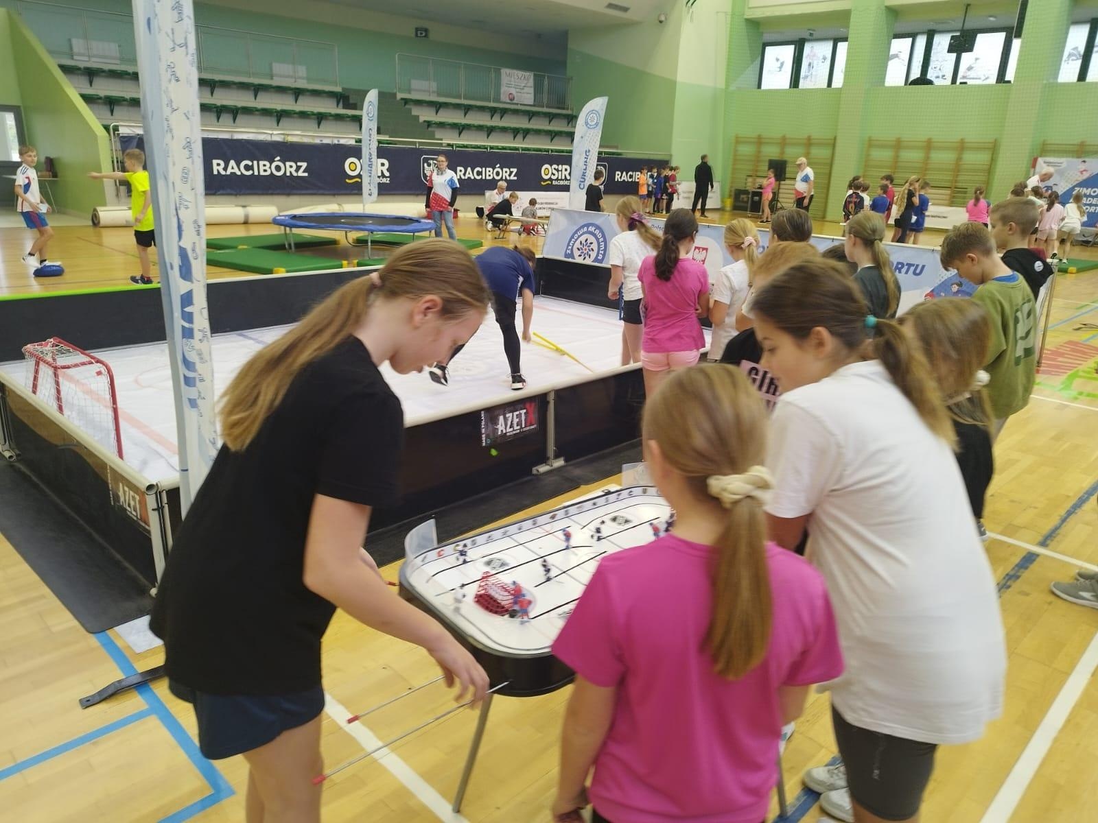 Zdjęcie w galerii na portalu naszraciborz.pl: Skoczek narciarski Jakub Kot gościem zimowej akademii w Raciborzu wiadomości z regionu