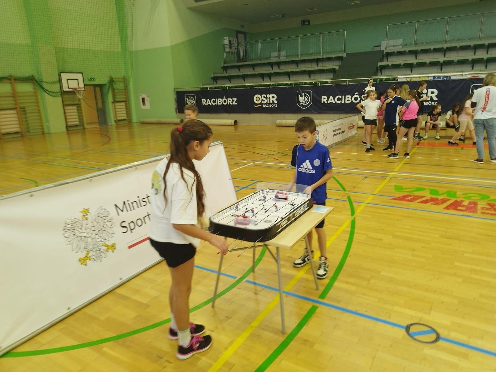 Zdjęcie w galerii na portalu naszraciborz.pl: Skoczek narciarski Jakub Kot gościem zimowej akademii w Raciborzu wiadomości z regionu