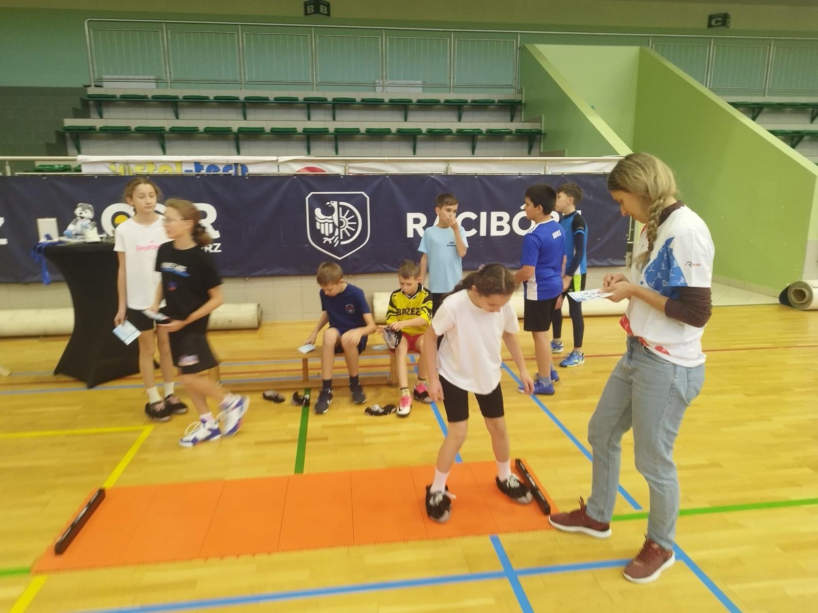 Zdjęcie w galerii na portalu naszraciborz.pl: Skoczek narciarski Jakub Kot gościem zimowej akademii w Raciborzu wiadomości z regionu