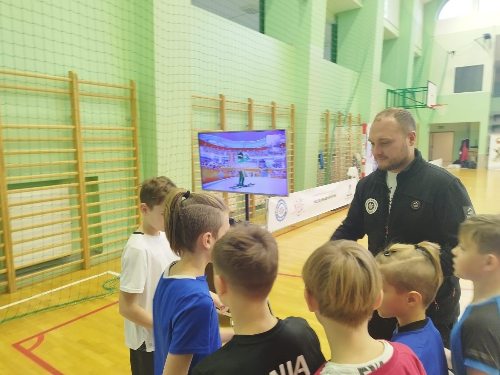 Zdjęcie w galerii na portalu naszraciborz.pl: Skoczek narciarski Jakub Kot gościem zimowej akademii w Raciborzu wiadomości z regionu