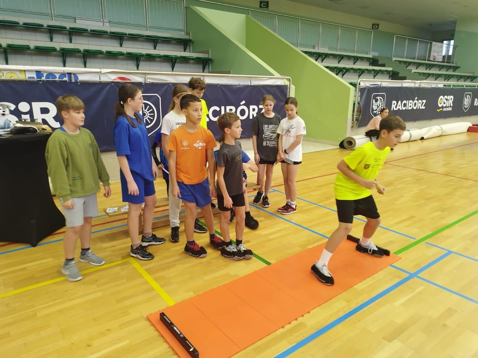 Zdjęcie w galerii na portalu naszraciborz.pl: Skoczek narciarski Jakub Kot gościem zimowej akademii w Raciborzu wiadomości z regionu