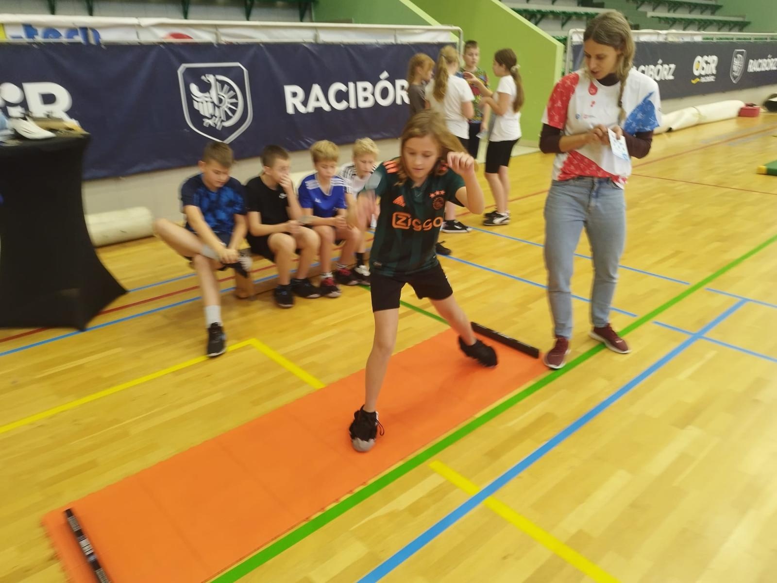 Zdjęcie w galerii na portalu naszraciborz.pl: Skoczek narciarski Jakub Kot gościem zimowej akademii w Raciborzu wiadomości z regionu