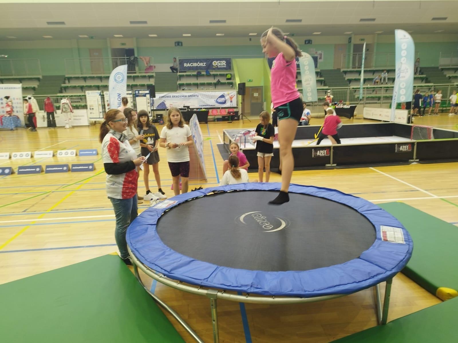 Zdjęcie w galerii na portalu naszraciborz.pl: Skoczek narciarski Jakub Kot gościem zimowej akademii w Raciborzu wiadomości z regionu