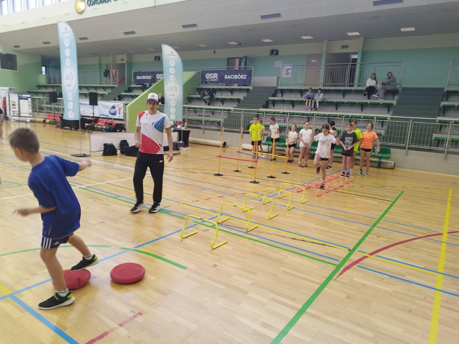 Zdjęcie w galerii na portalu naszraciborz.pl: Skoczek narciarski Jakub Kot gościem zimowej akademii w Raciborzu wiadomości z regionu