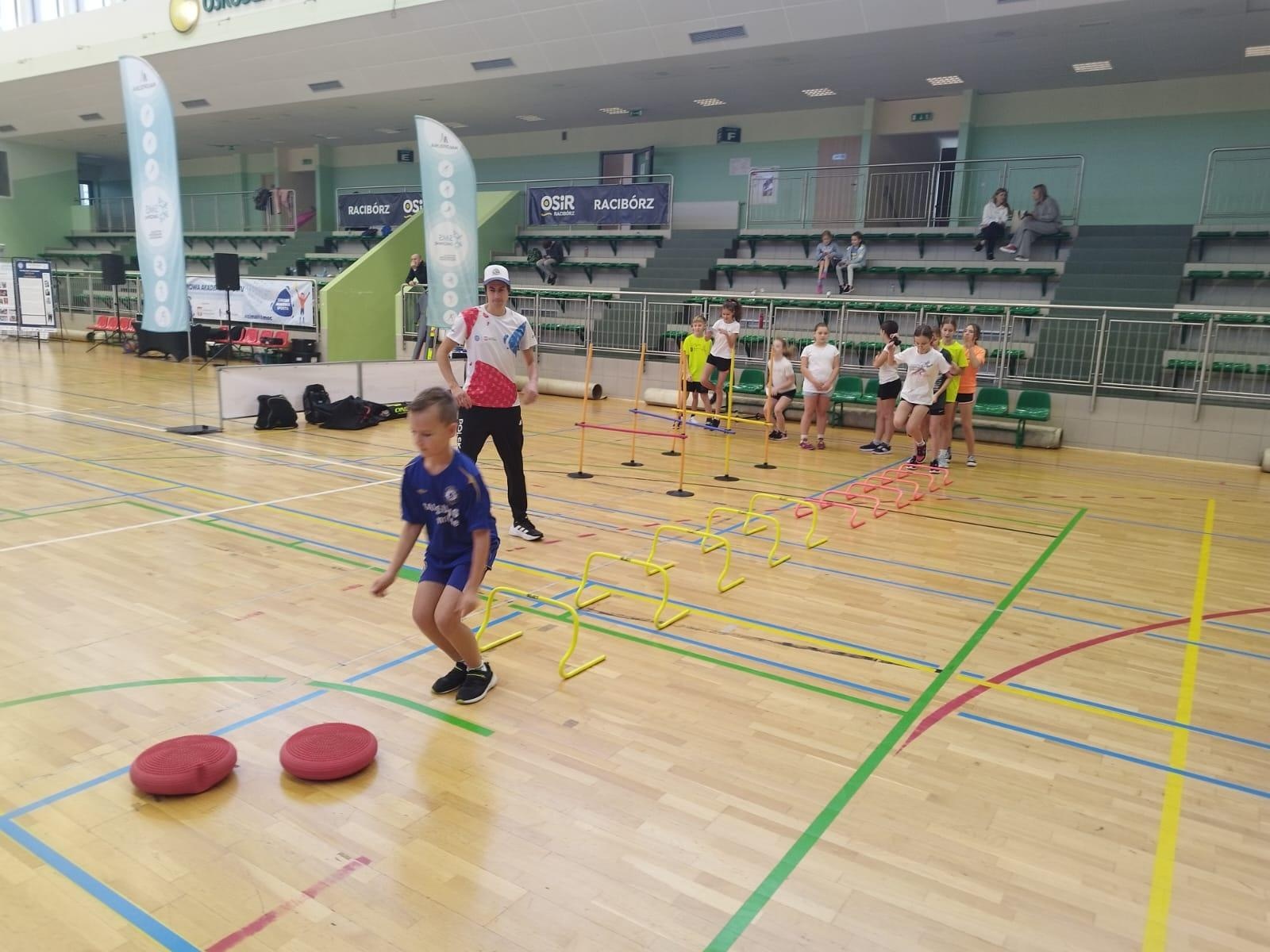 Zdjęcie w galerii na portalu naszraciborz.pl: Skoczek narciarski Jakub Kot gościem zimowej akademii w Raciborzu wiadomości z regionu