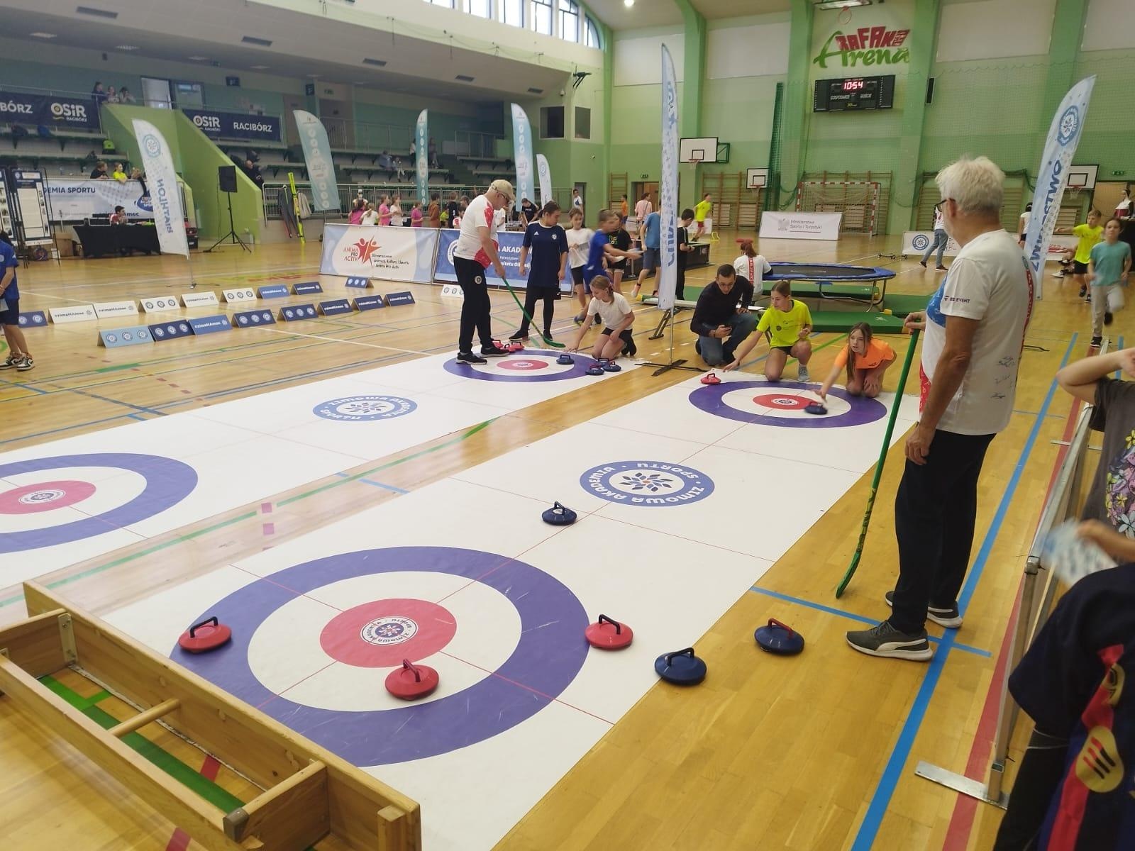 Zdjęcie w galerii na portalu naszraciborz.pl: Skoczek narciarski Jakub Kot gościem zimowej akademii w Raciborzu wiadomości z regionu