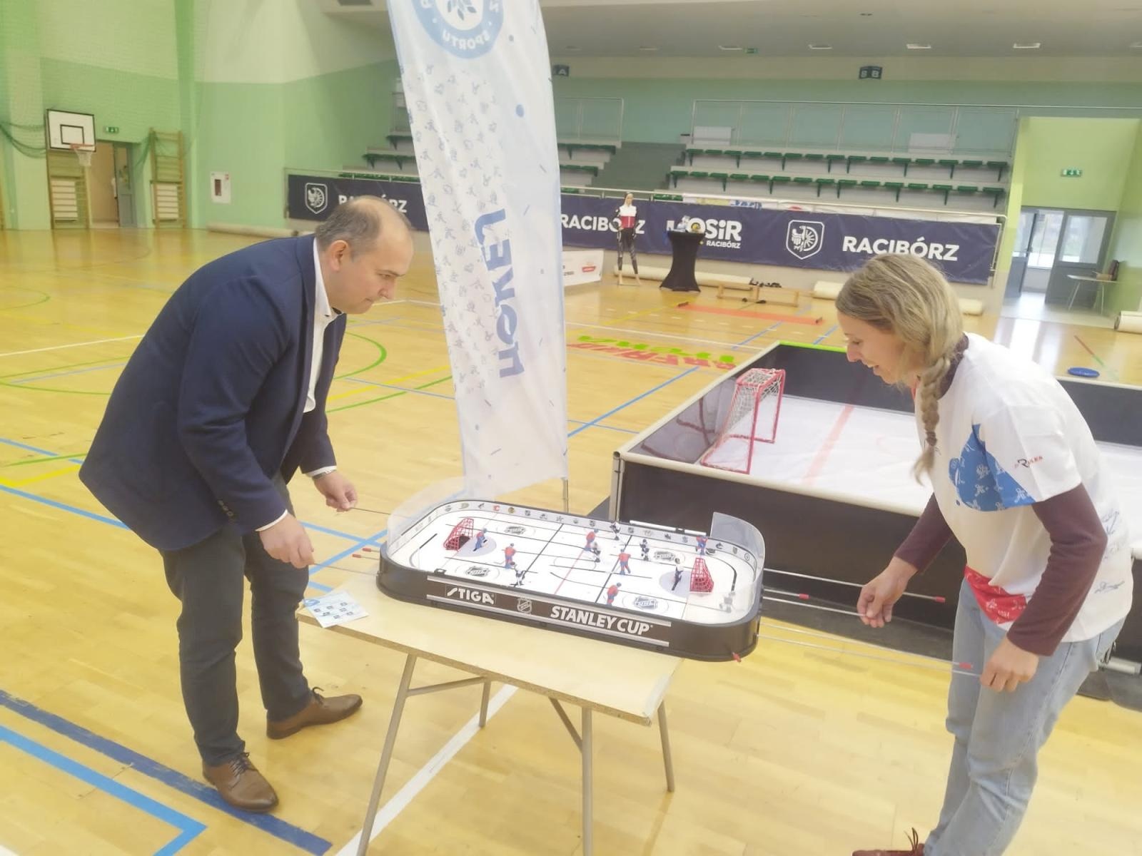 Zdjęcie w galerii na portalu naszraciborz.pl: Skoczek narciarski Jakub Kot gościem zimowej akademii w Raciborzu wiadomości z regionu