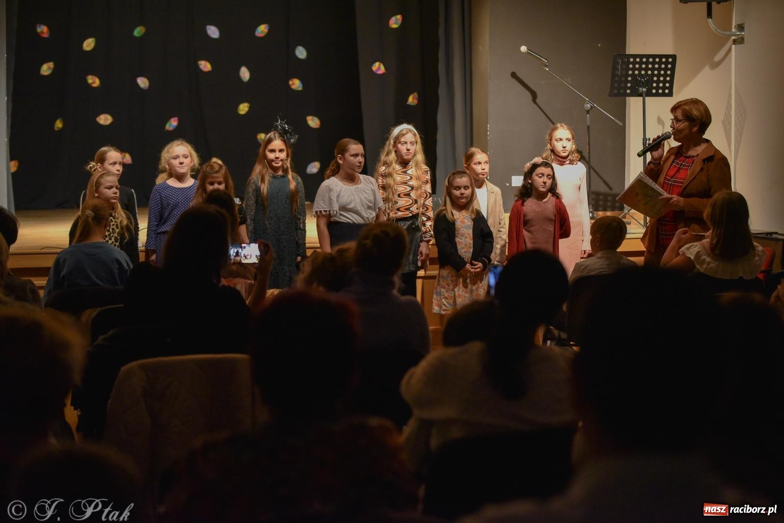 Zdjęcie w galerii na portalu naszraciborz.pl: Młodzi wokaliści z MDK na koncercie jesiennym wiadomości z regionu