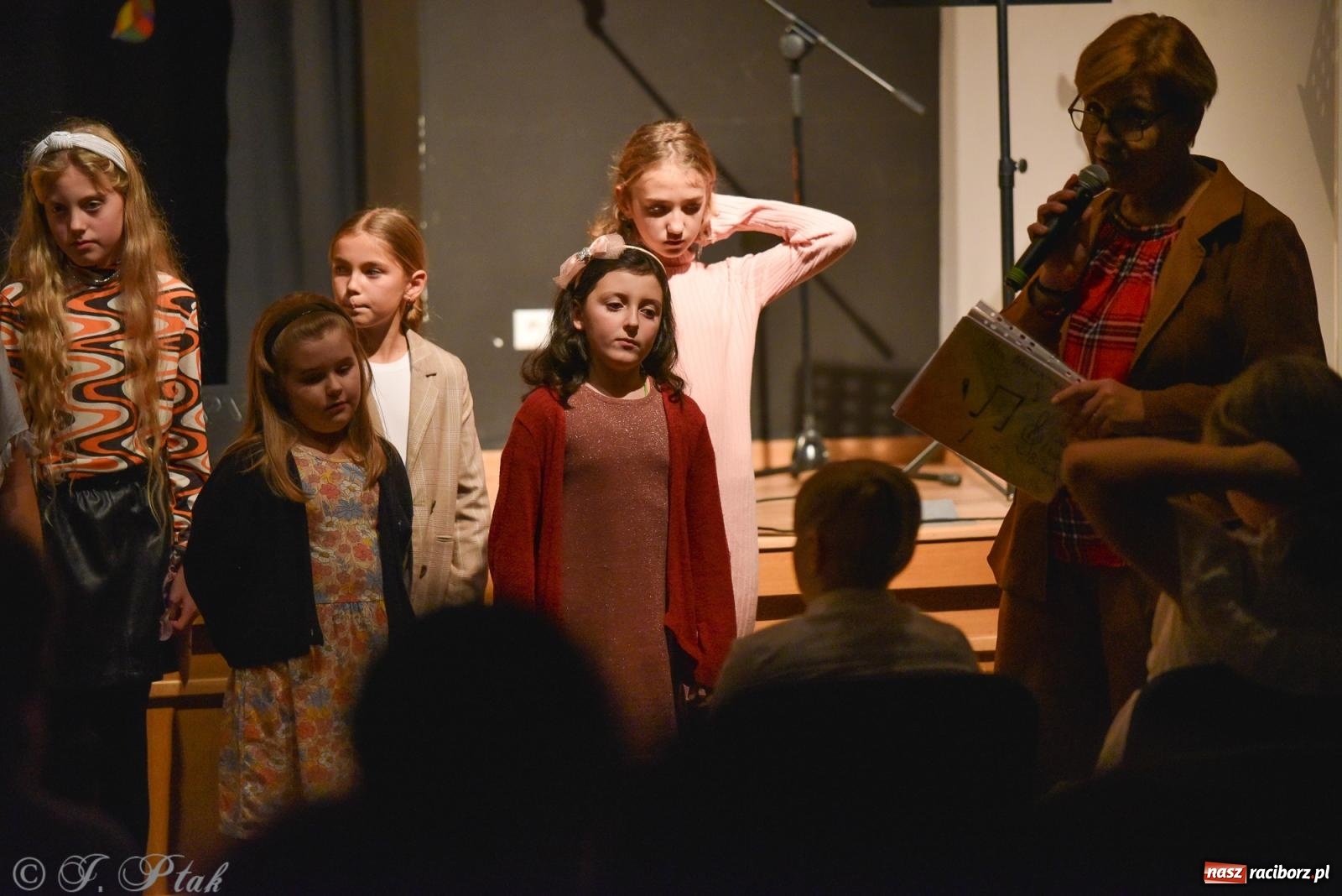 Zdjęcie w galerii na portalu naszraciborz.pl: Młodzi wokaliści z MDK na koncercie jesiennym wiadomości z regionu