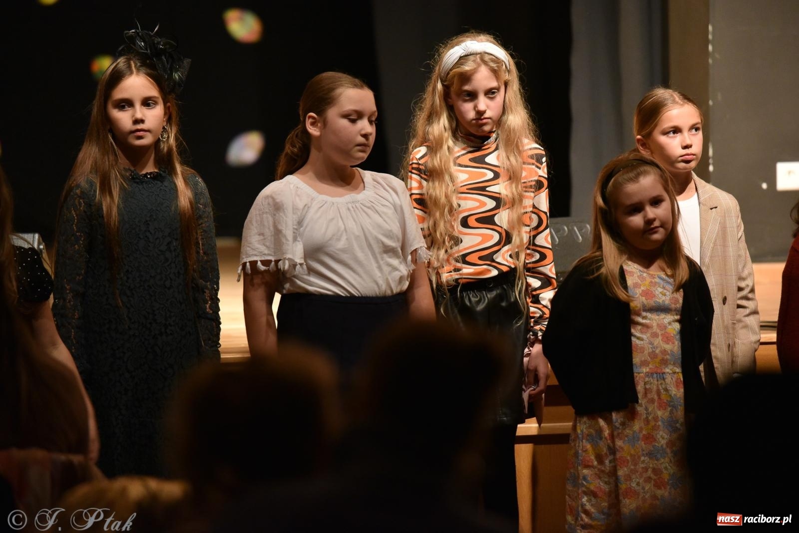 Zdjęcie w galerii na portalu naszraciborz.pl: Młodzi wokaliści z MDK na koncercie jesiennym wiadomości z regionu