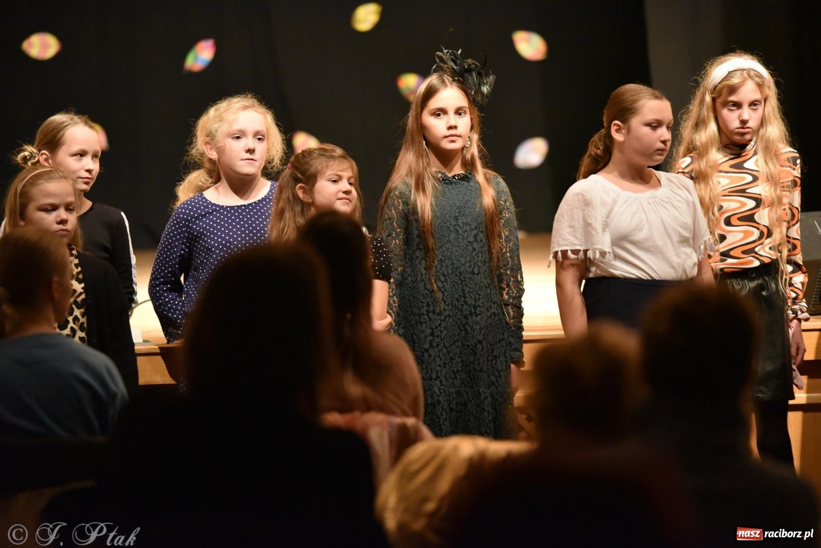 Zdjęcie w galerii na portalu naszraciborz.pl: Młodzi wokaliści z MDK na koncercie jesiennym wiadomości z regionu