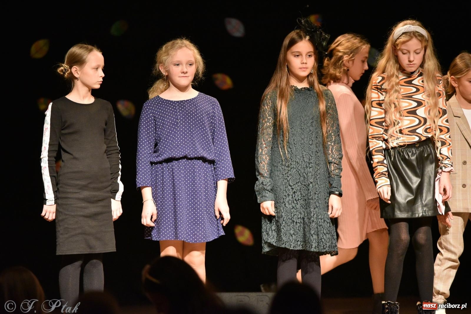 Zdjęcie w galerii na portalu naszraciborz.pl: Młodzi wokaliści z MDK na koncercie jesiennym wiadomości z regionu