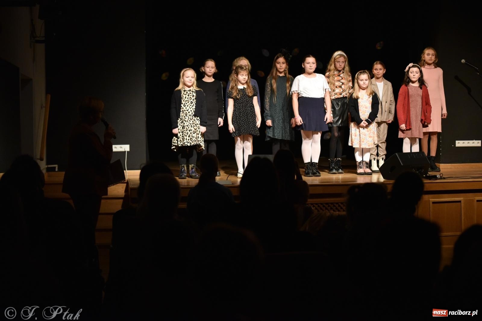 Zdjęcie w galerii na portalu naszraciborz.pl: Młodzi wokaliści z MDK na koncercie jesiennym wiadomości z regionu