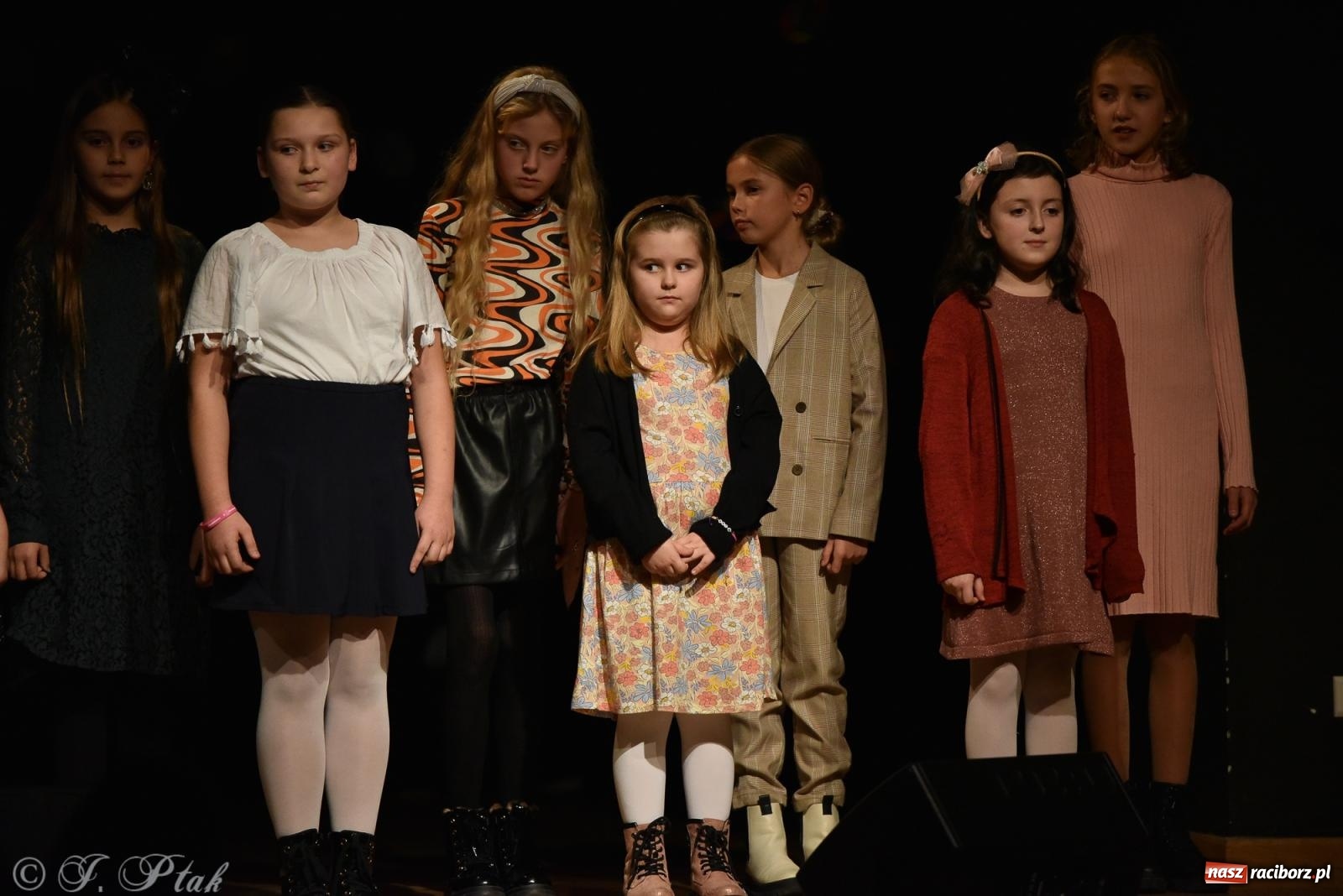 Zdjęcie w galerii na portalu naszraciborz.pl: Młodzi wokaliści z MDK na koncercie jesiennym wiadomości z regionu