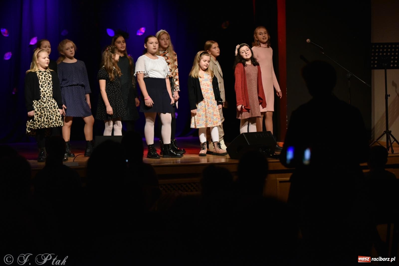 Zdjęcie w galerii na portalu naszraciborz.pl: Młodzi wokaliści z MDK na koncercie jesiennym wiadomości z regionu