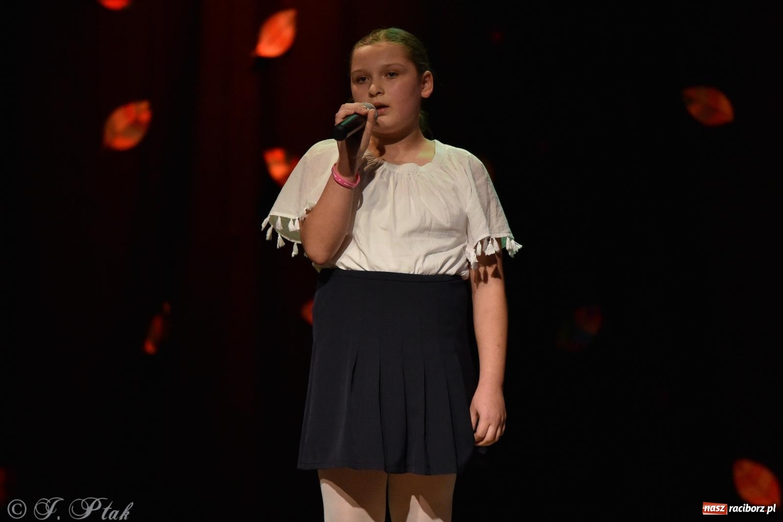 Zdjęcie w galerii na portalu naszraciborz.pl: Młodzi wokaliści z MDK na koncercie jesiennym wiadomości z regionu