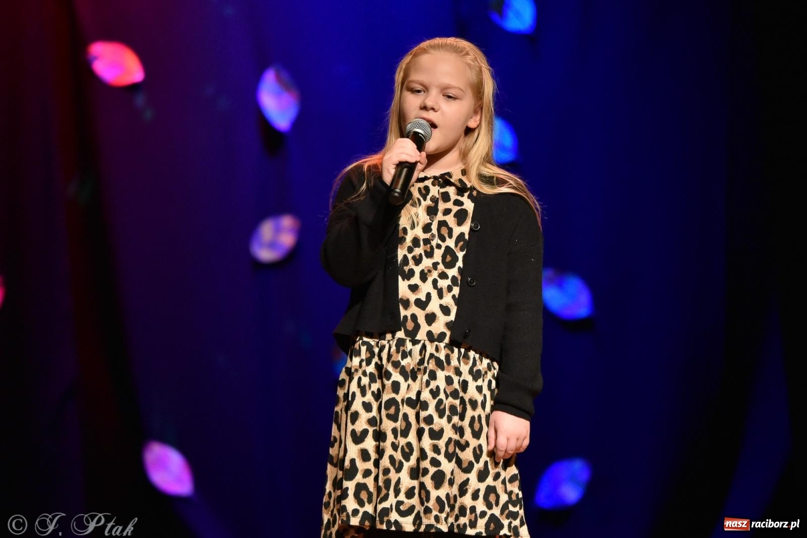 Zdjęcie w galerii na portalu naszraciborz.pl: Młodzi wokaliści z MDK na koncercie jesiennym wiadomości z regionu