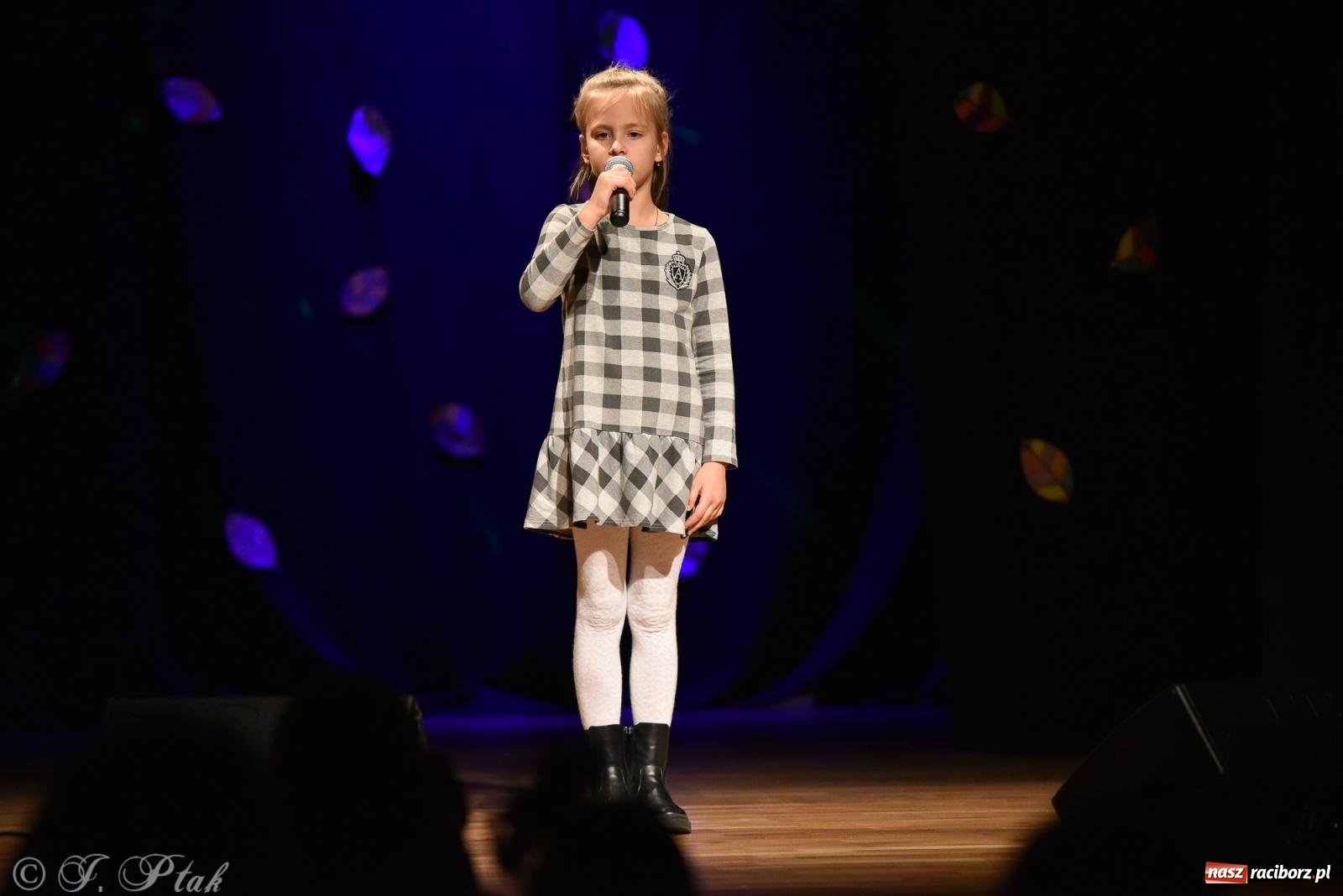 Zdjęcie w galerii na portalu naszraciborz.pl: Młodzi wokaliści z MDK na koncercie jesiennym wiadomości z regionu