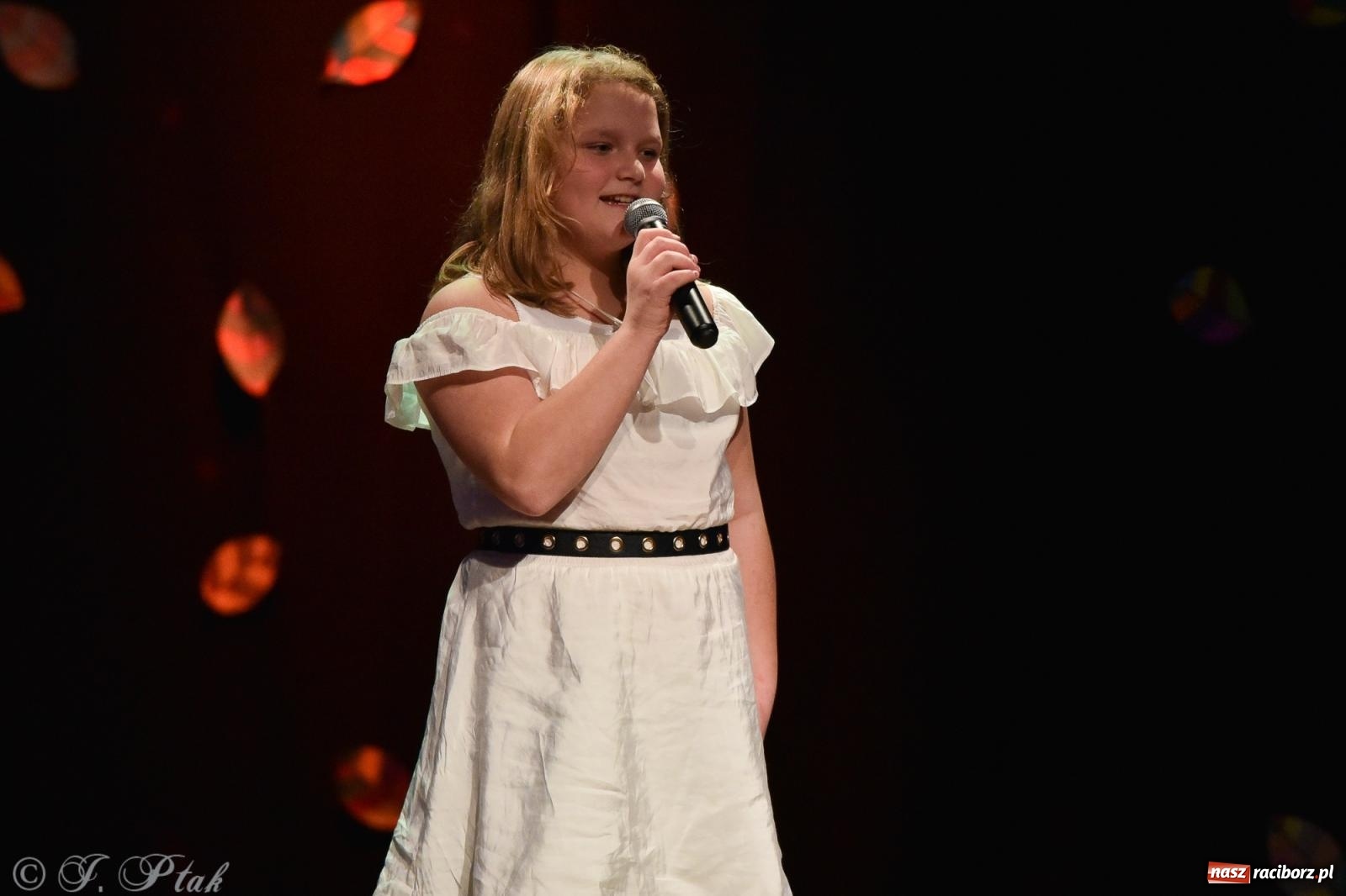 Zdjęcie w galerii na portalu naszraciborz.pl: Młodzi wokaliści z MDK na koncercie jesiennym wiadomości z regionu