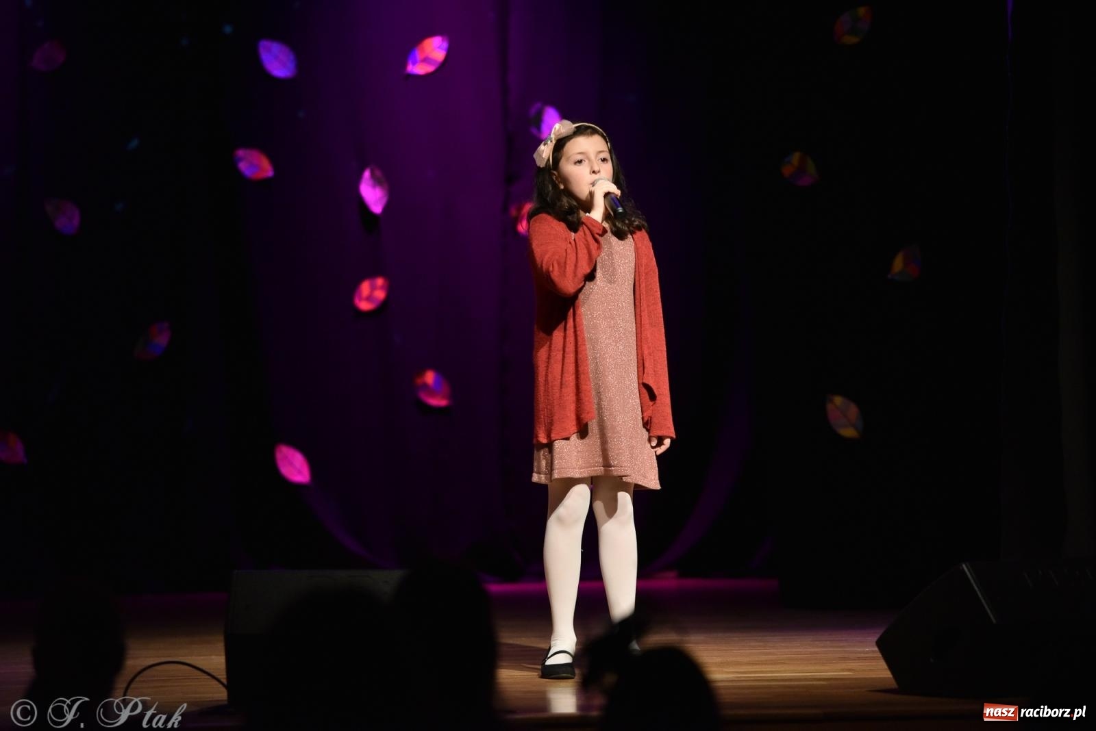 Zdjęcie w galerii na portalu naszraciborz.pl: Młodzi wokaliści z MDK na koncercie jesiennym wiadomości z regionu