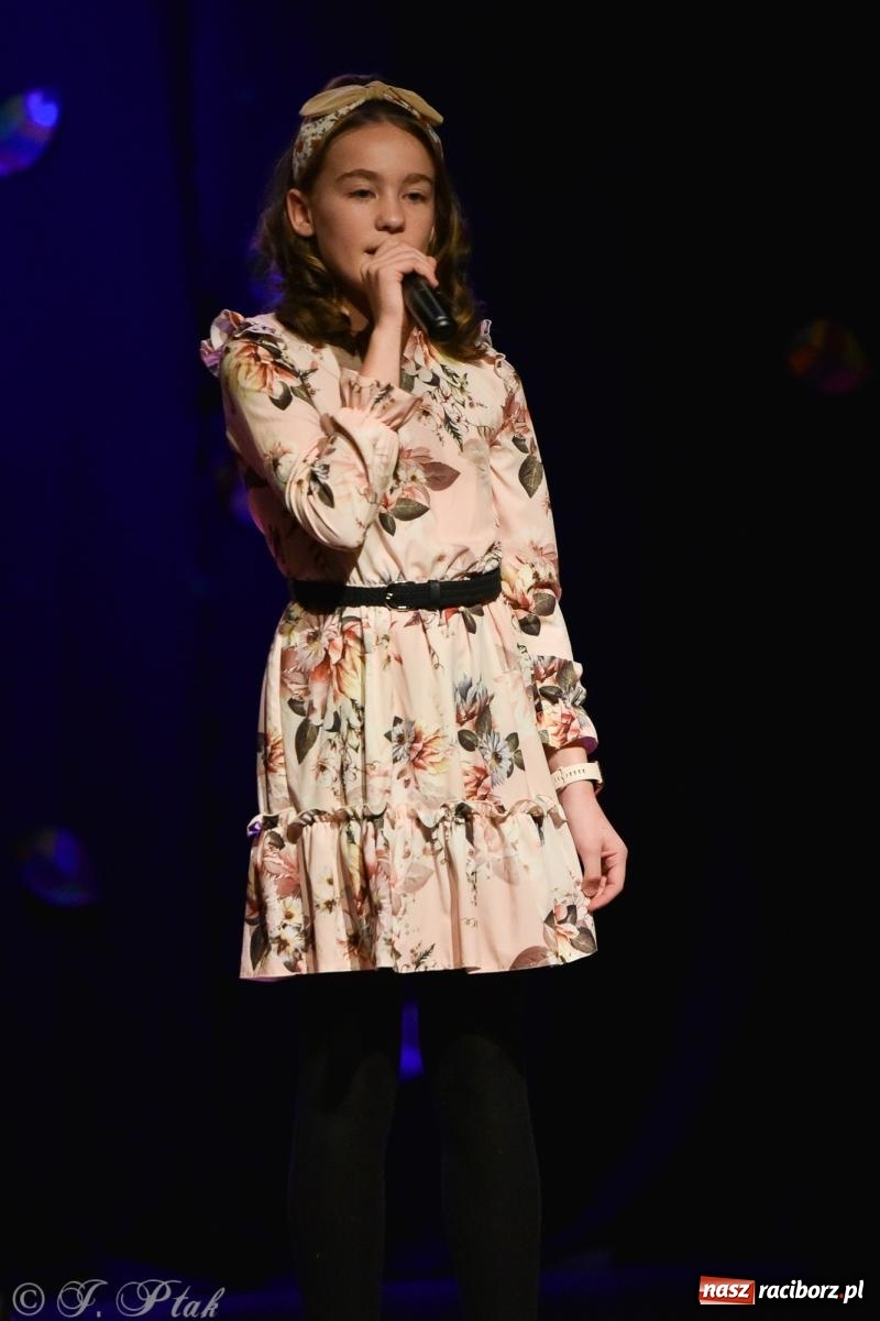Zdjęcie w galerii na portalu naszraciborz.pl: Młodzi wokaliści z MDK na koncercie jesiennym wiadomości z regionu