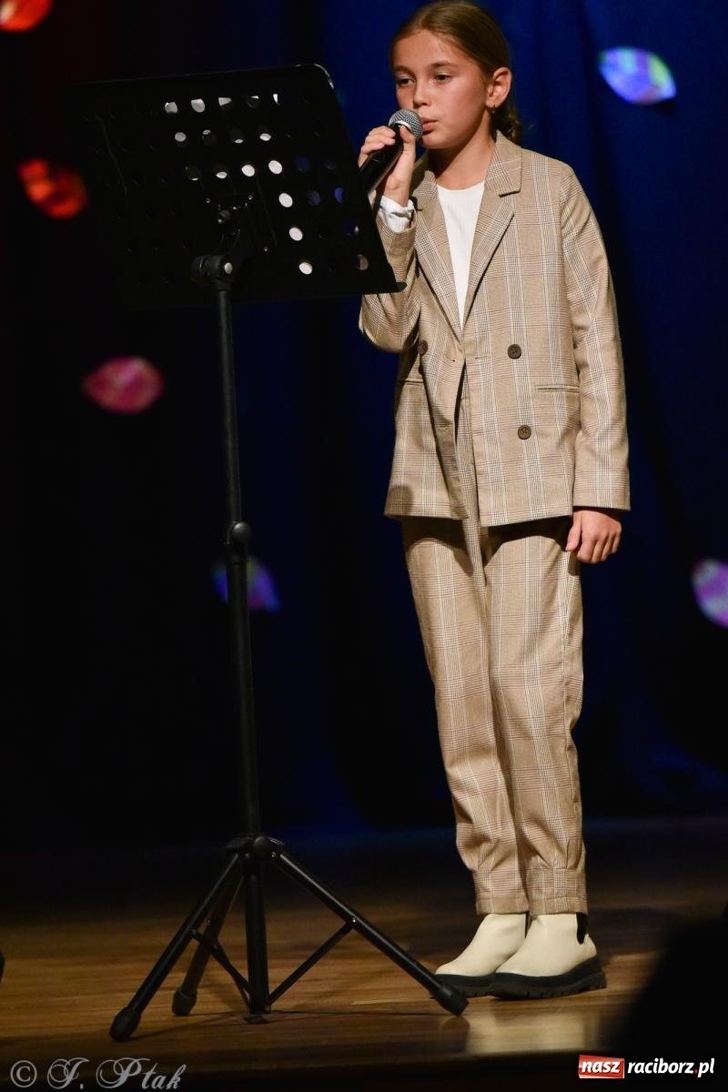 Zdjęcie w galerii na portalu naszraciborz.pl: Młodzi wokaliści z MDK na koncercie jesiennym wiadomości z regionu