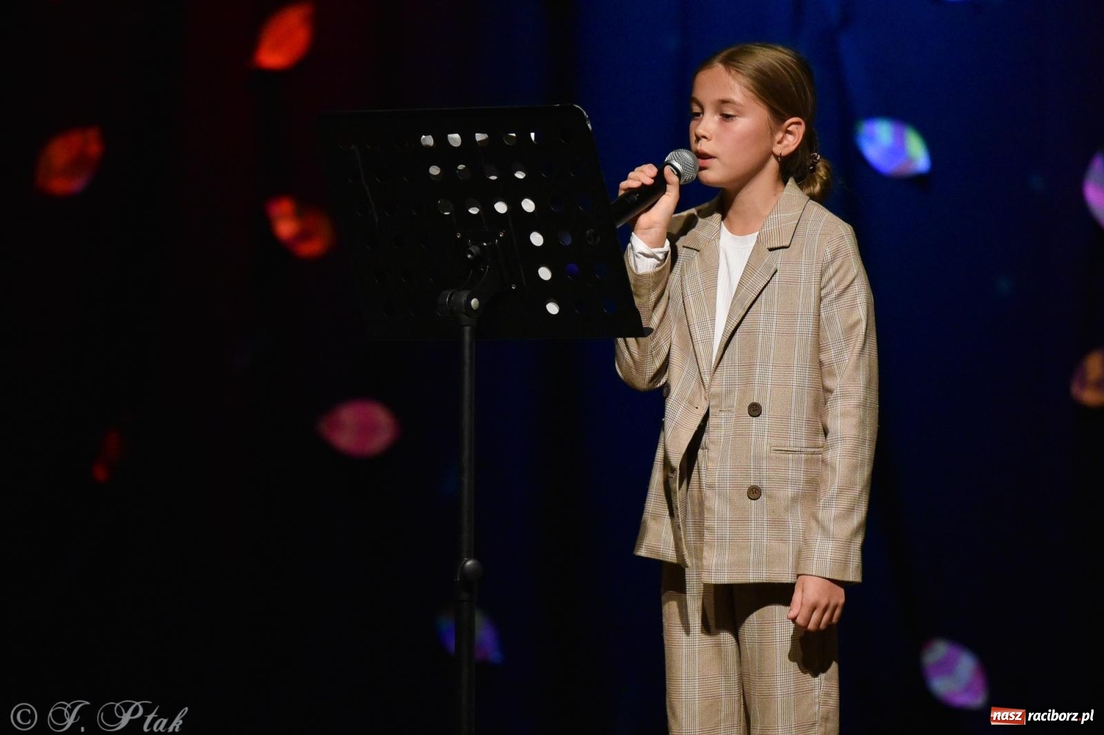 Zdjęcie w galerii na portalu naszraciborz.pl: Młodzi wokaliści z MDK na koncercie jesiennym wiadomości z regionu