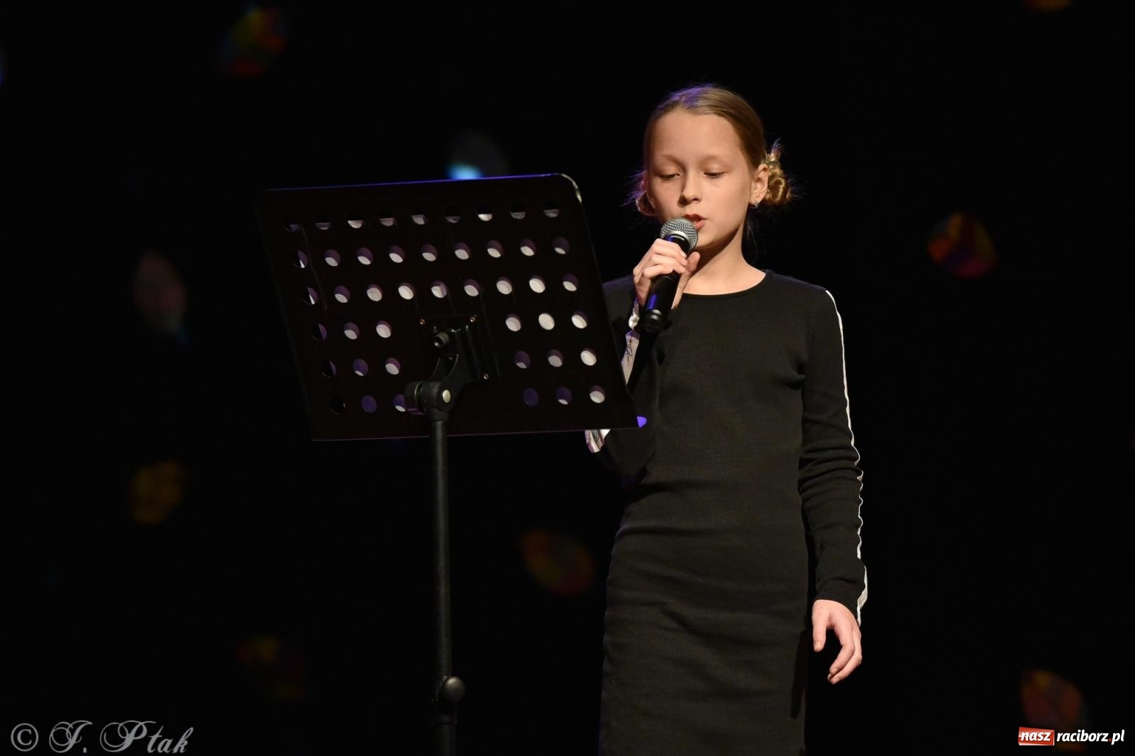 Zdjęcie w galerii na portalu naszraciborz.pl: Młodzi wokaliści z MDK na koncercie jesiennym wiadomości z regionu