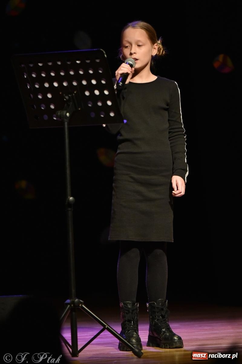 Zdjęcie w galerii na portalu naszraciborz.pl: Młodzi wokaliści z MDK na koncercie jesiennym wiadomości z regionu