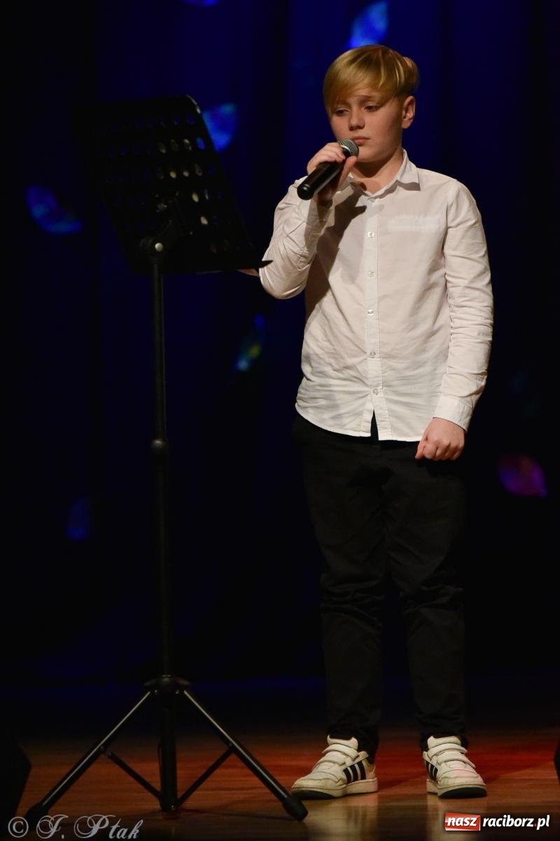 Zdjęcie w galerii na portalu naszraciborz.pl: Młodzi wokaliści z MDK na koncercie jesiennym wiadomości z regionu