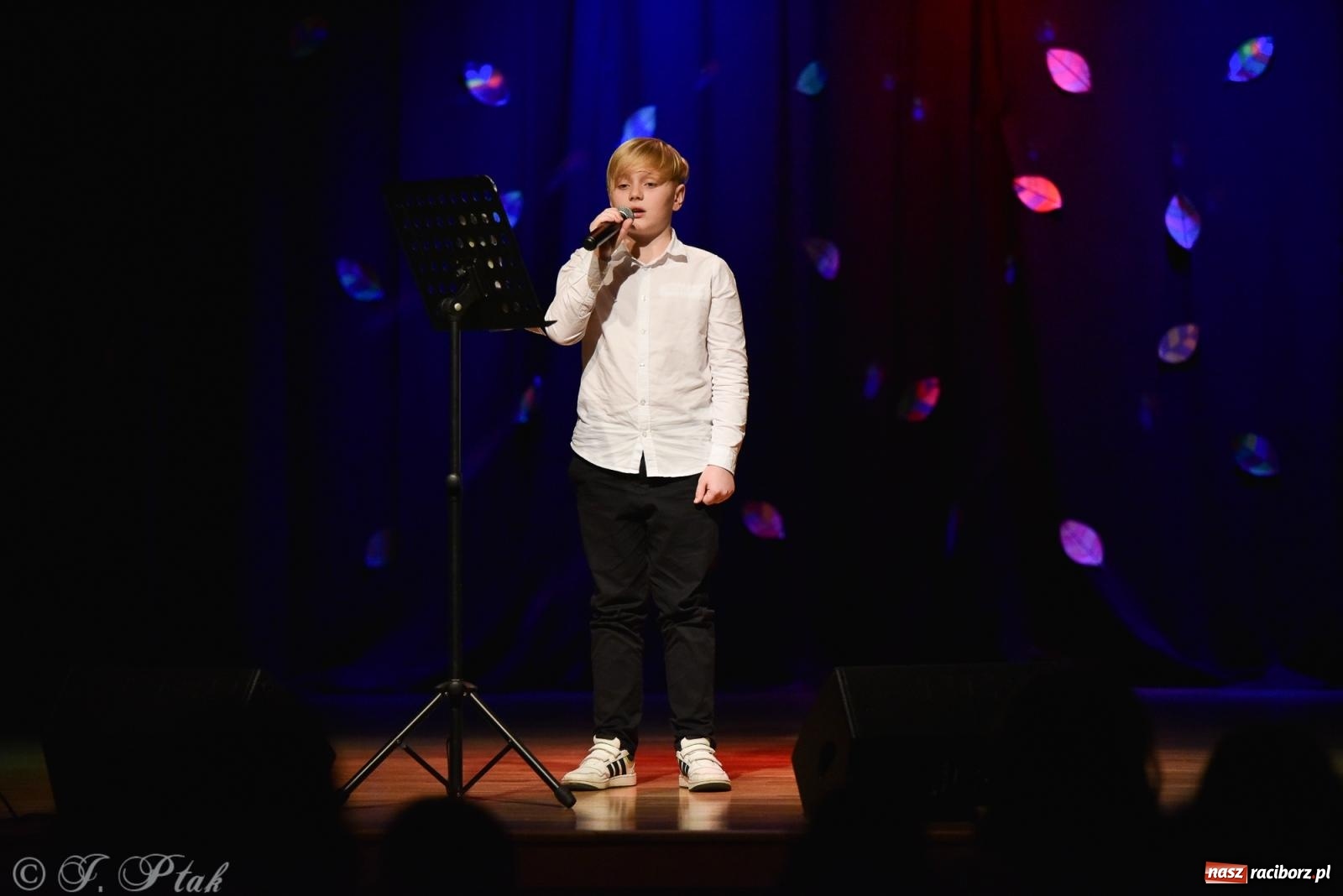 Zdjęcie w galerii na portalu naszraciborz.pl: Młodzi wokaliści z MDK na koncercie jesiennym wiadomości z regionu